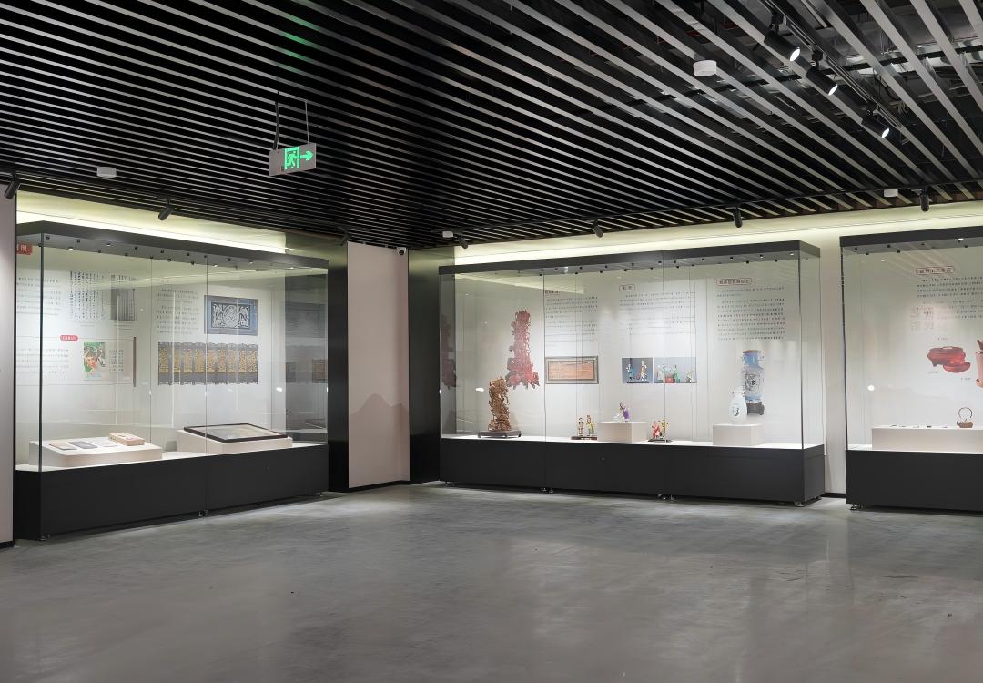 Wall-mounted continuous museum display cabinets, full-height glass artifact showcases for gallery exhibition