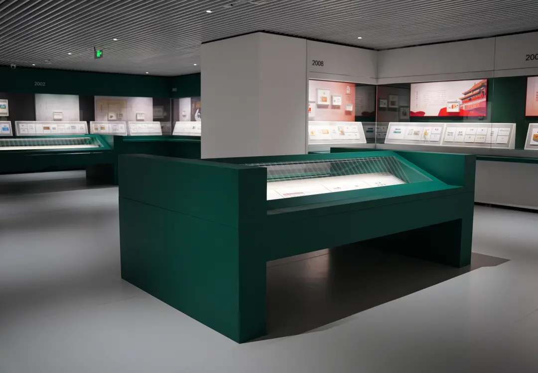 Sloped top museum artifact display case for paper document and historical artifact exhibition