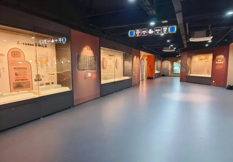 Long horizontal museum gallery display case with tempered glass, custom artifact showcase in culture exhibition gallery