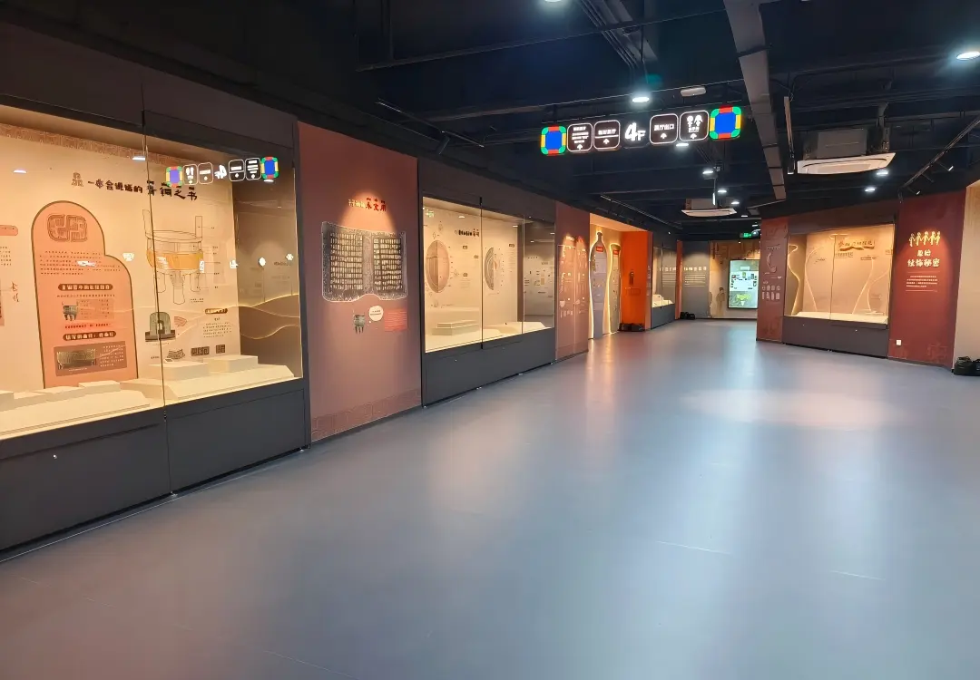 Long horizontal museum gallery display case with tempered glass, custom artifact showcase in culture exhibition gallery