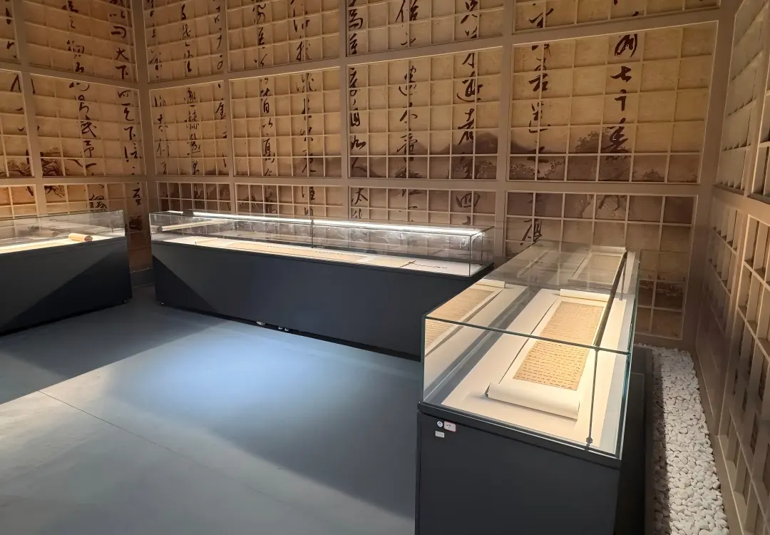 Custom museum conservation display case for ancient scrolls, horizontal glass exhibition cabinets in calligraphy art gallery
