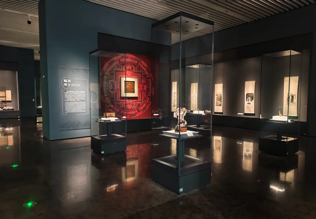 Freestanding glass museum automatic display case for cultural relics and thangka art in museum exhibition room