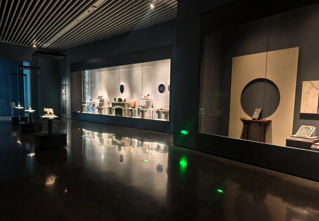 Modern museum exhibition hall with wall mounted museum automatic display case for antique artifact collection