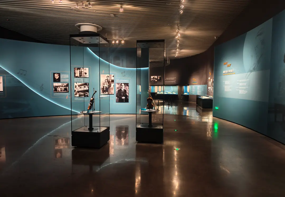 Tall freestanding museum automatic display case in music history exhibition gallery for violin relic display