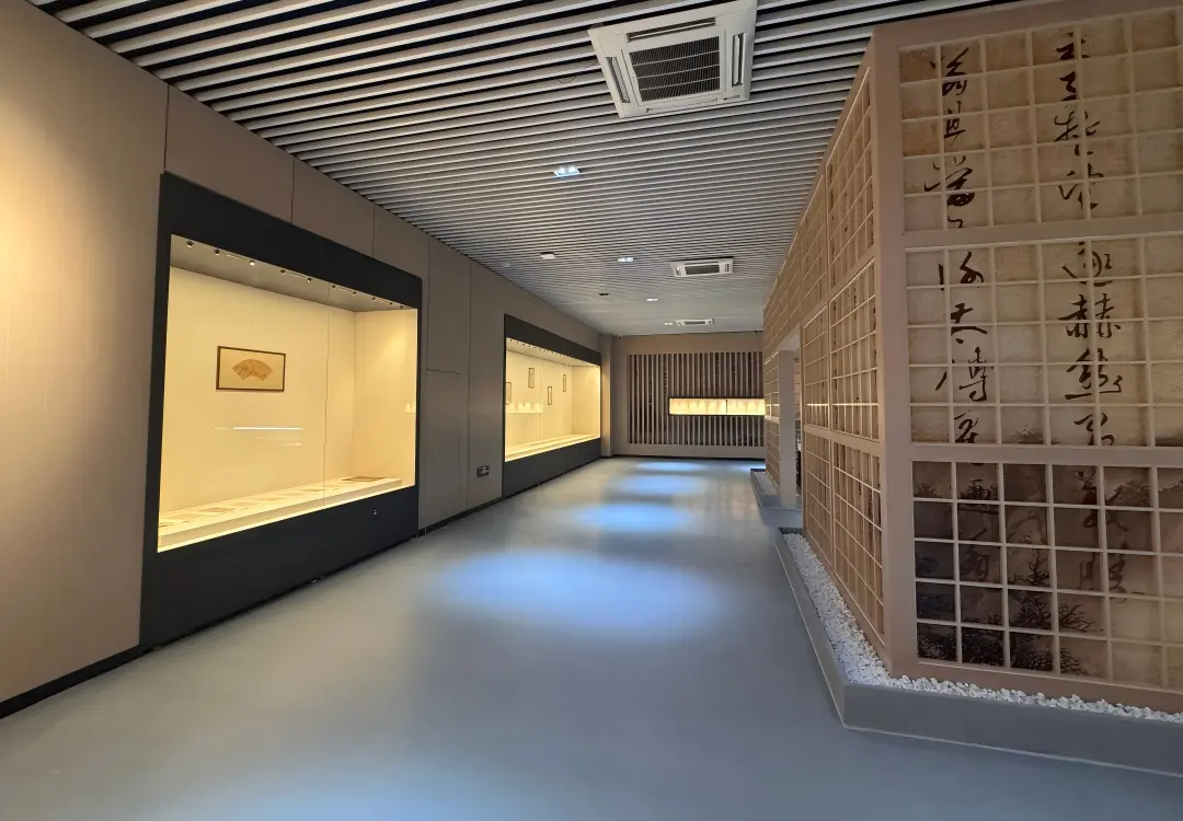Wall-mounted museum conservation display case, long embedded glass exhibit cabinets for museum gallery corridor